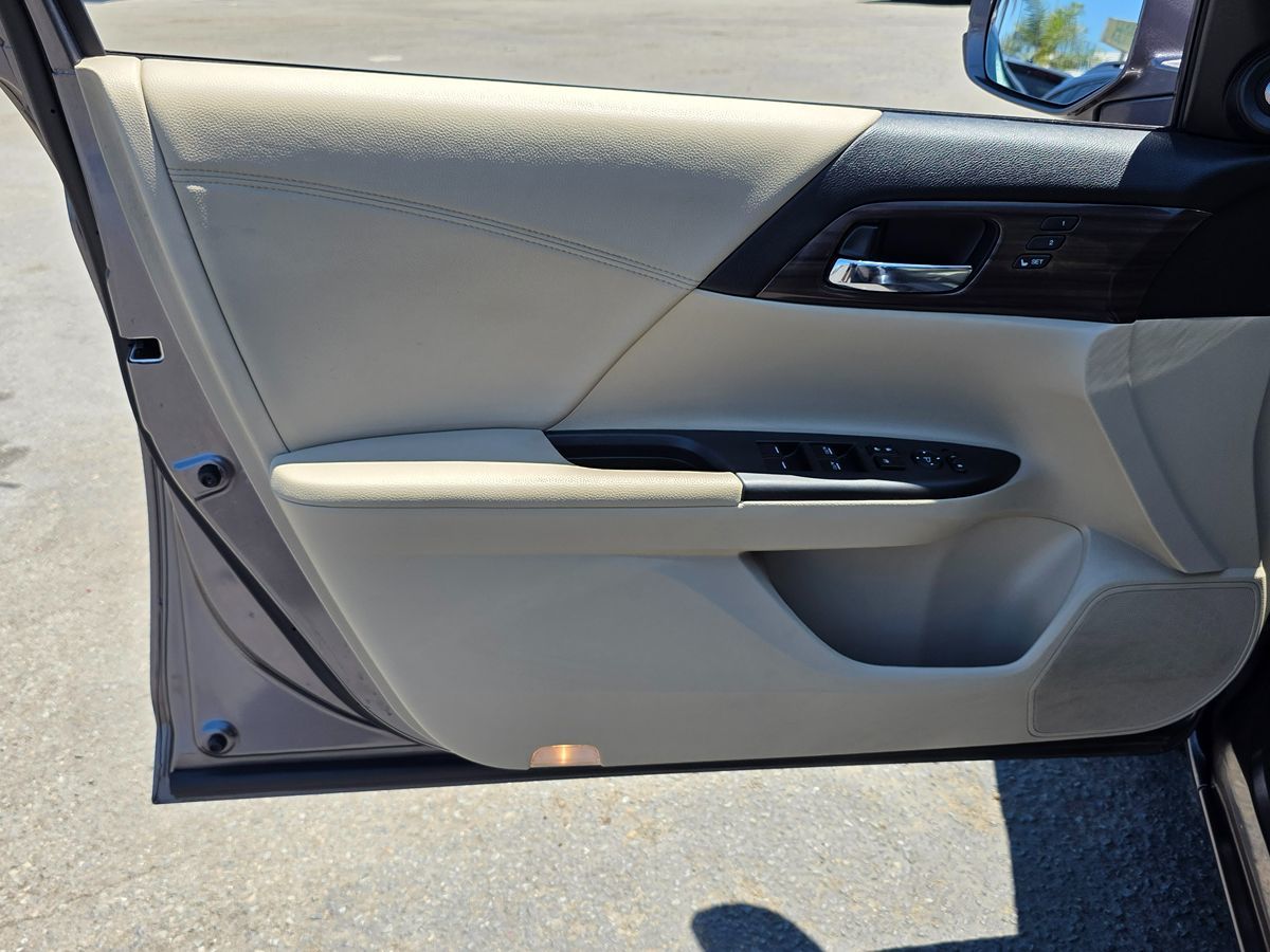 2017 Honda Accord Hybrid EX-L photo 29