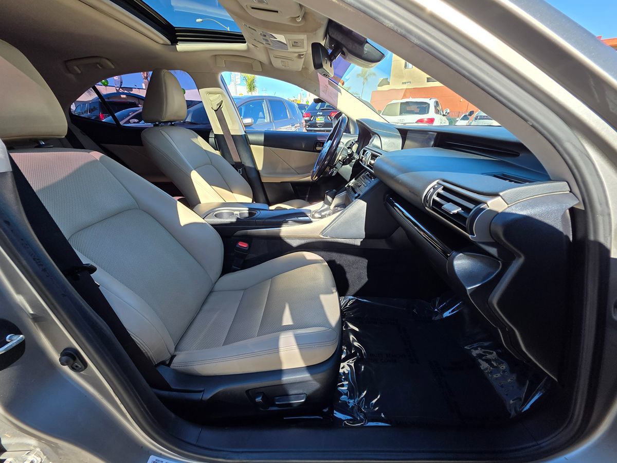 2019 Lexus IS 300 photo 4