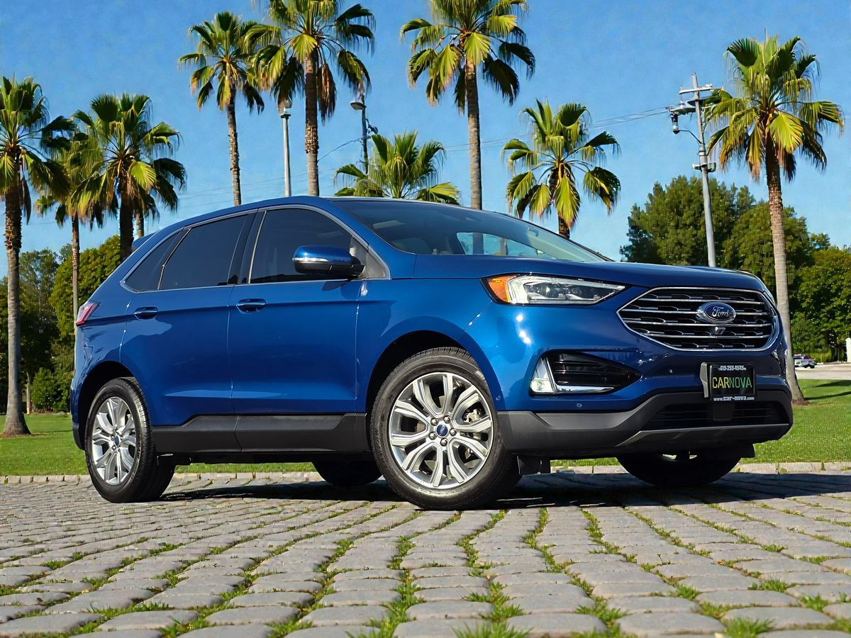2020 Ford Edge Titanium photo 2