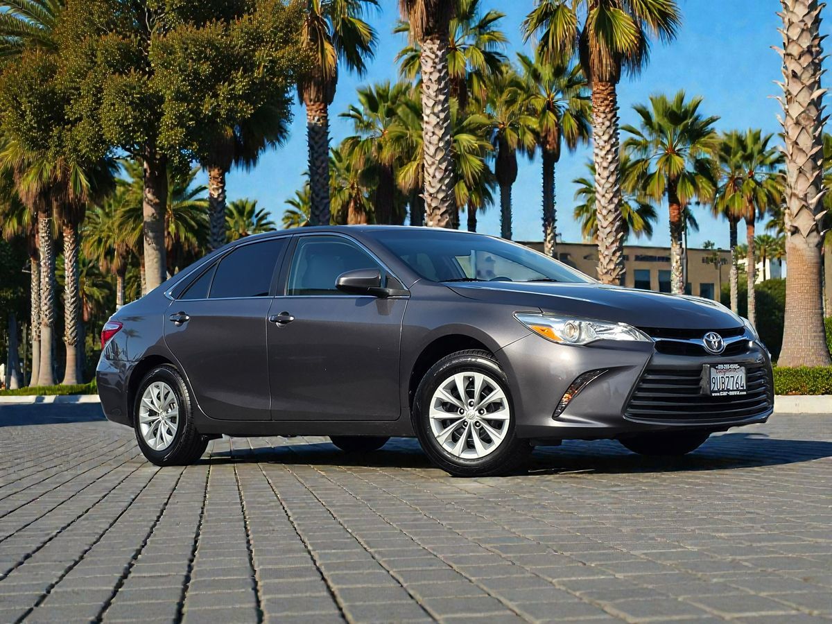 2017 Toyota Camry LE photo 2