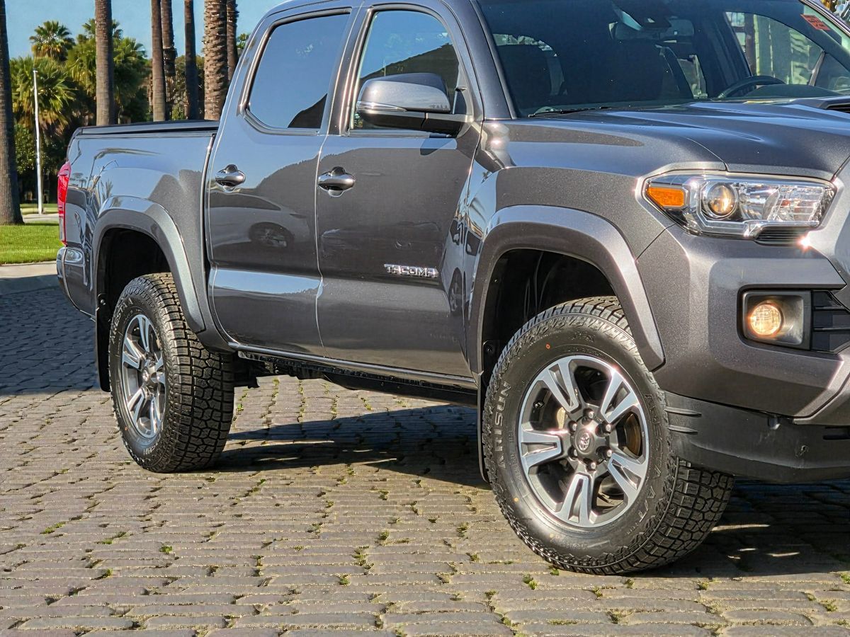 2019 Toyota Tacoma TRD Sport photo 4