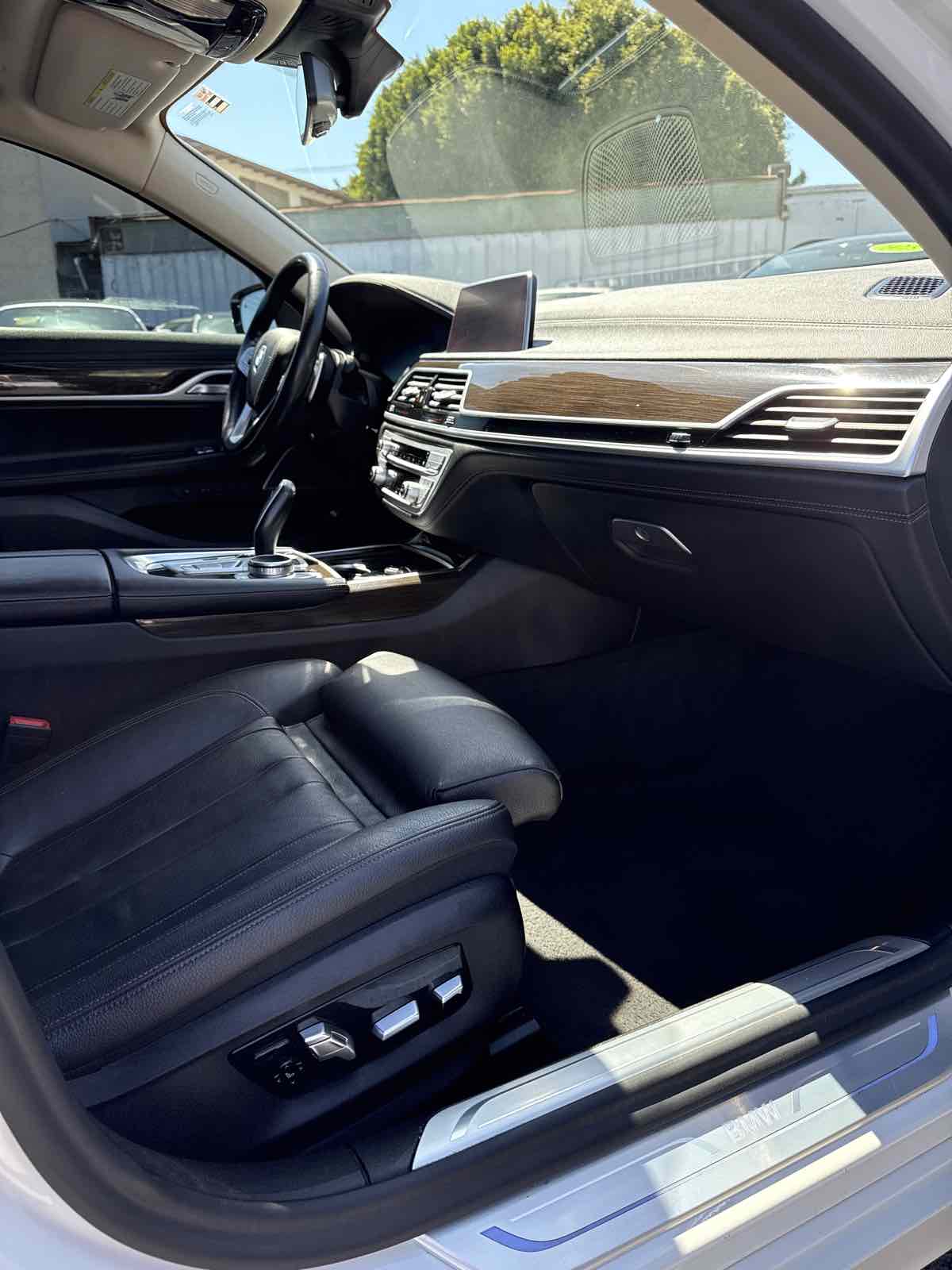 2021 BMW 7 Series 740i - Photo 9