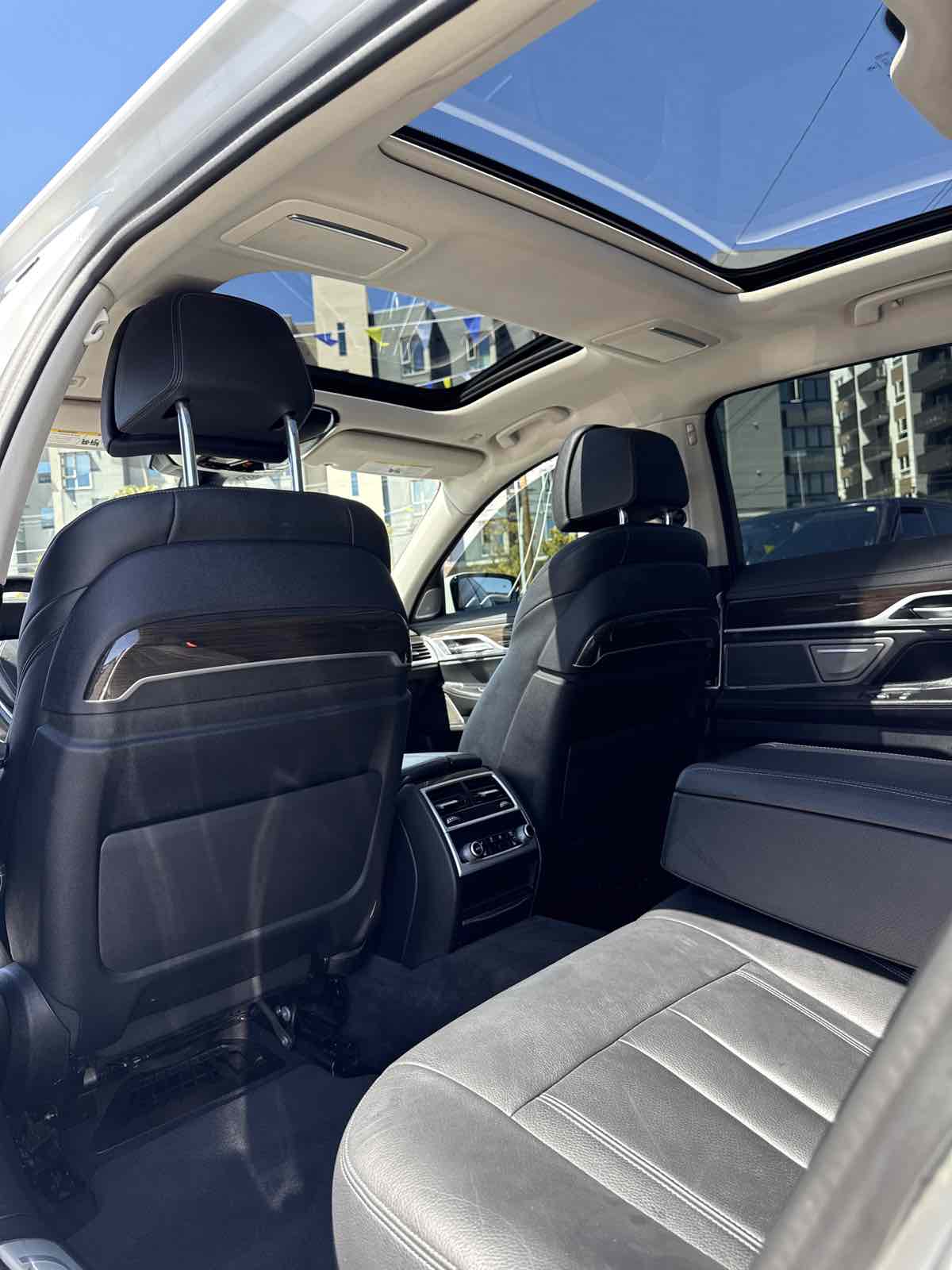 2021 BMW 7 Series 740i - Photo 15