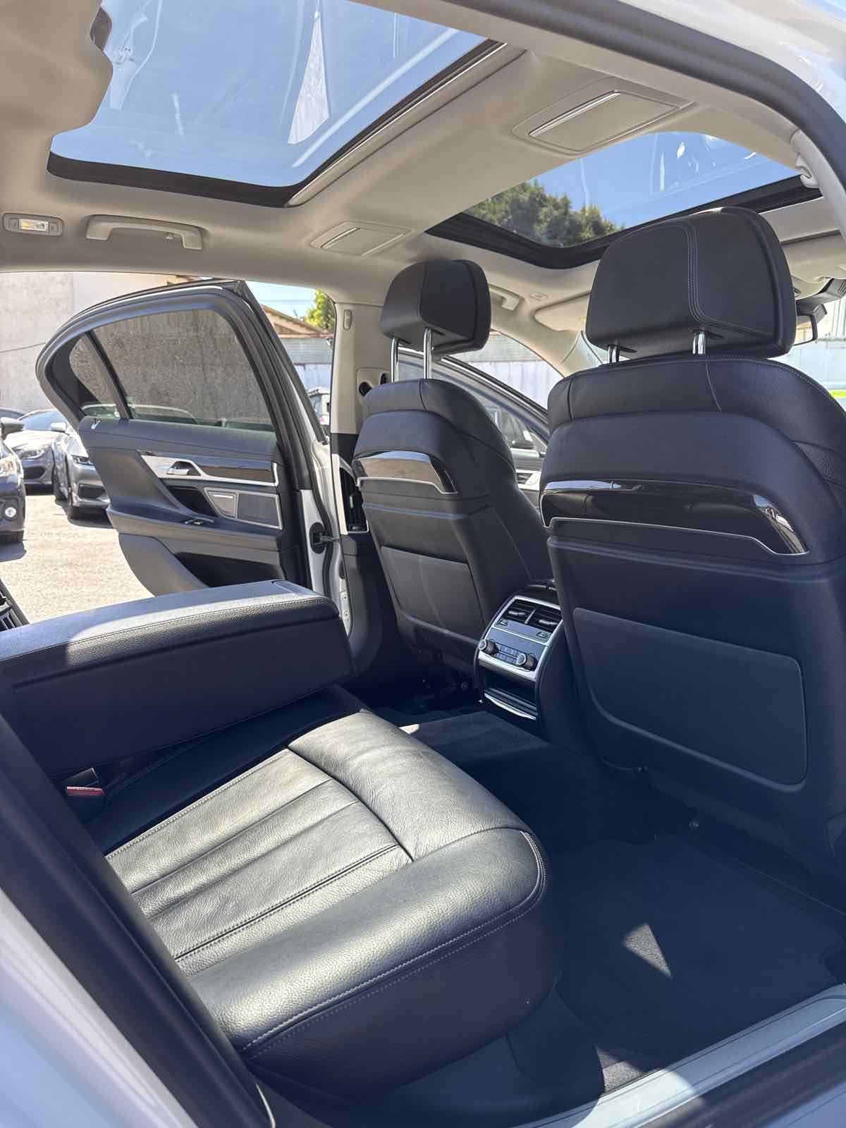2021 BMW 7 Series 740i - Photo 16