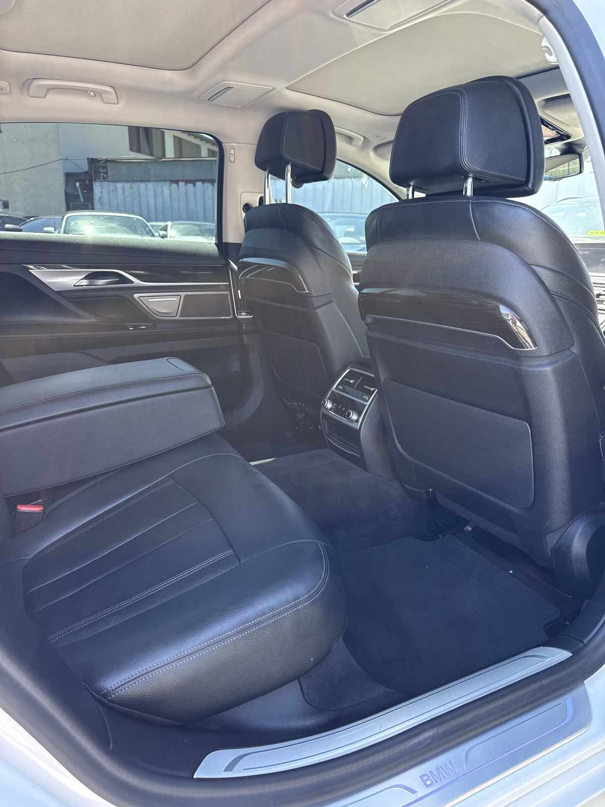 2021 BMW 7 Series 740i - Photo 31