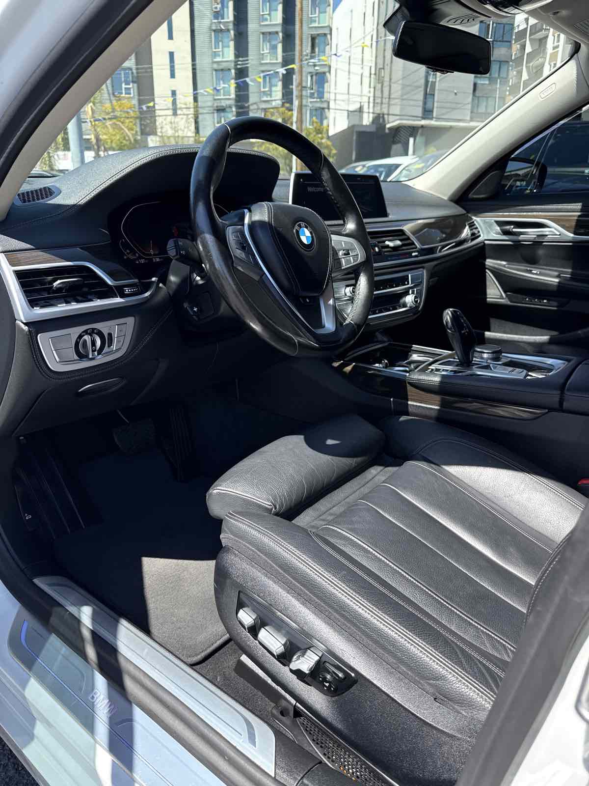 2021 BMW 7 Series 740i - Photo 33