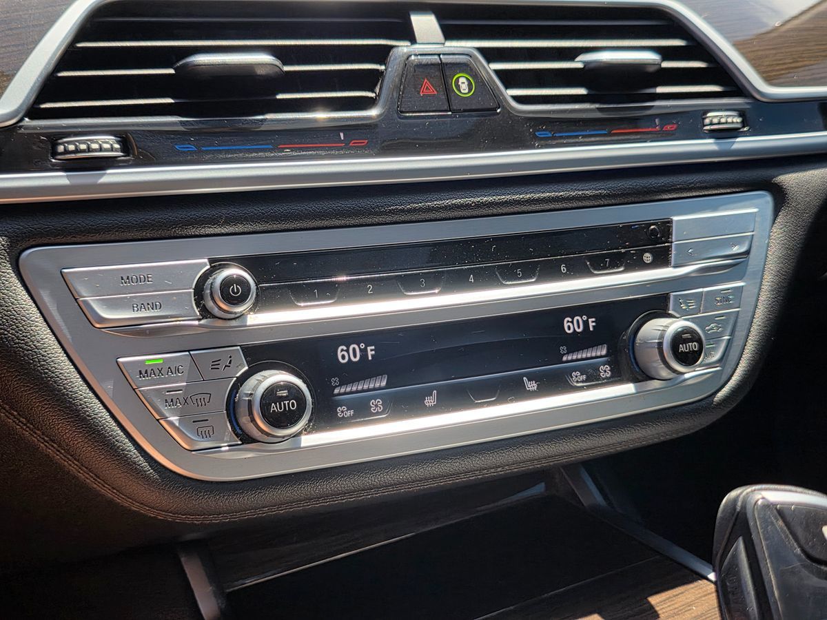 2021 BMW 7 Series 740i - Photo 37