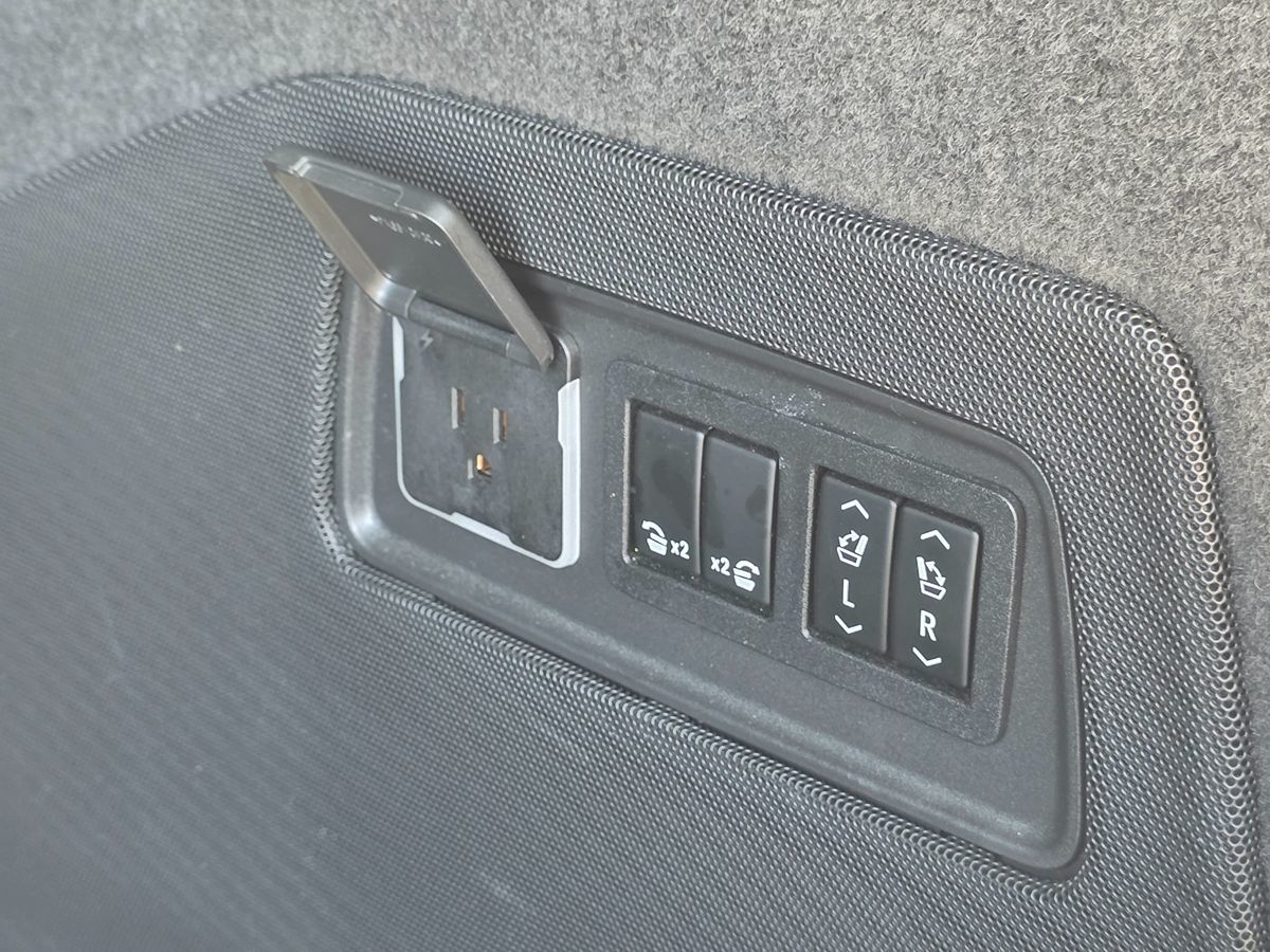 Cadillac Escalade ESV photo 21