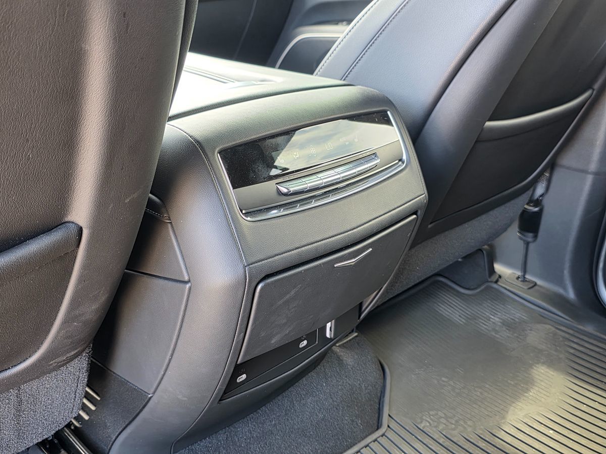 Cadillac Escalade ESV photo 30