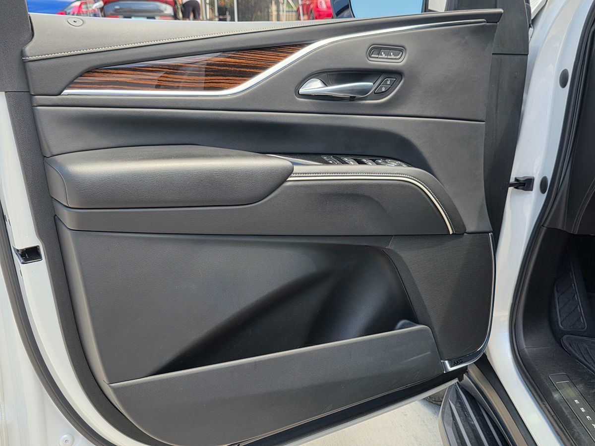 Cadillac Escalade ESV photo 32