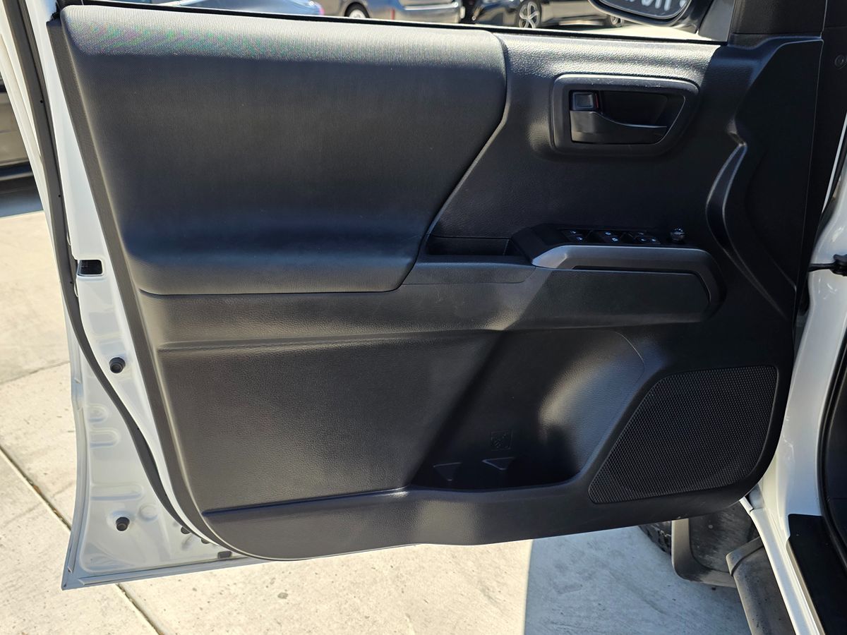 Toyota Tacoma photo 24