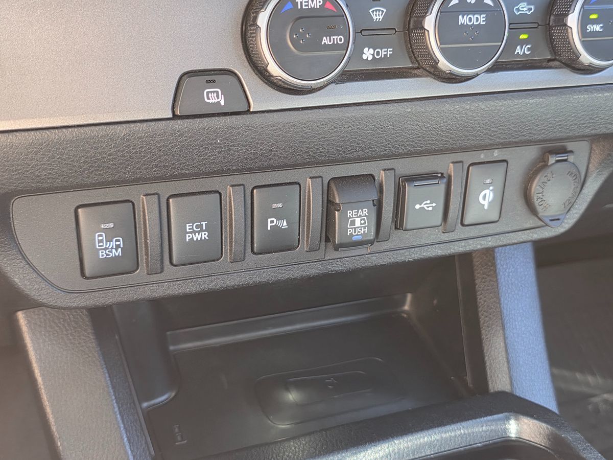 Toyota Tacoma photo 38