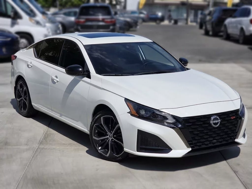 2023 Nissan Altima 2.5 SR - Carnova Inc. photo 3