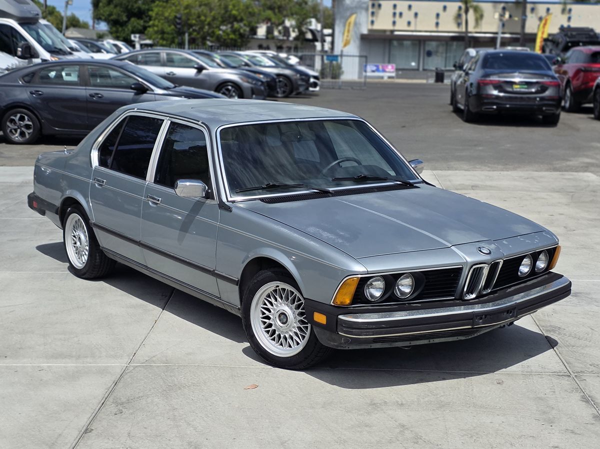 BMW 7 Series photo 3