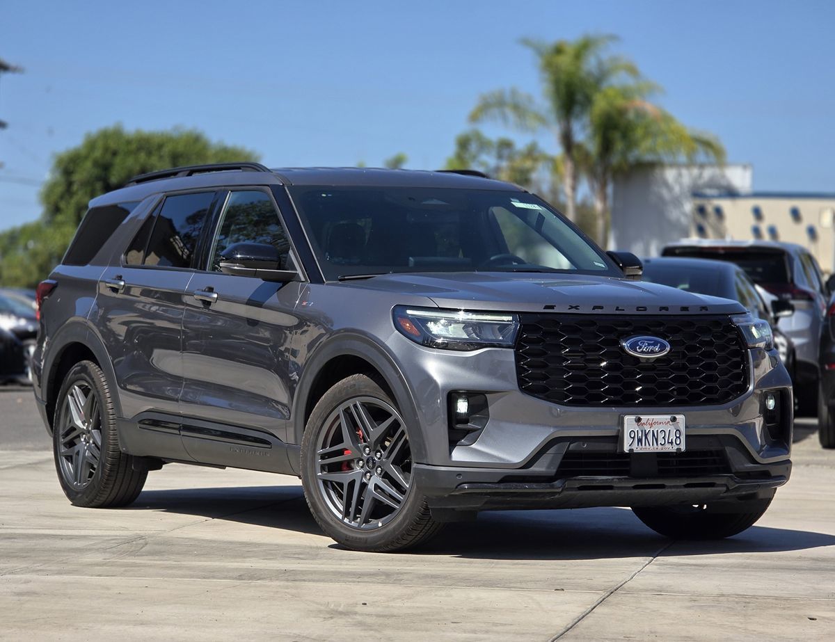 Ford Explorer photo 2