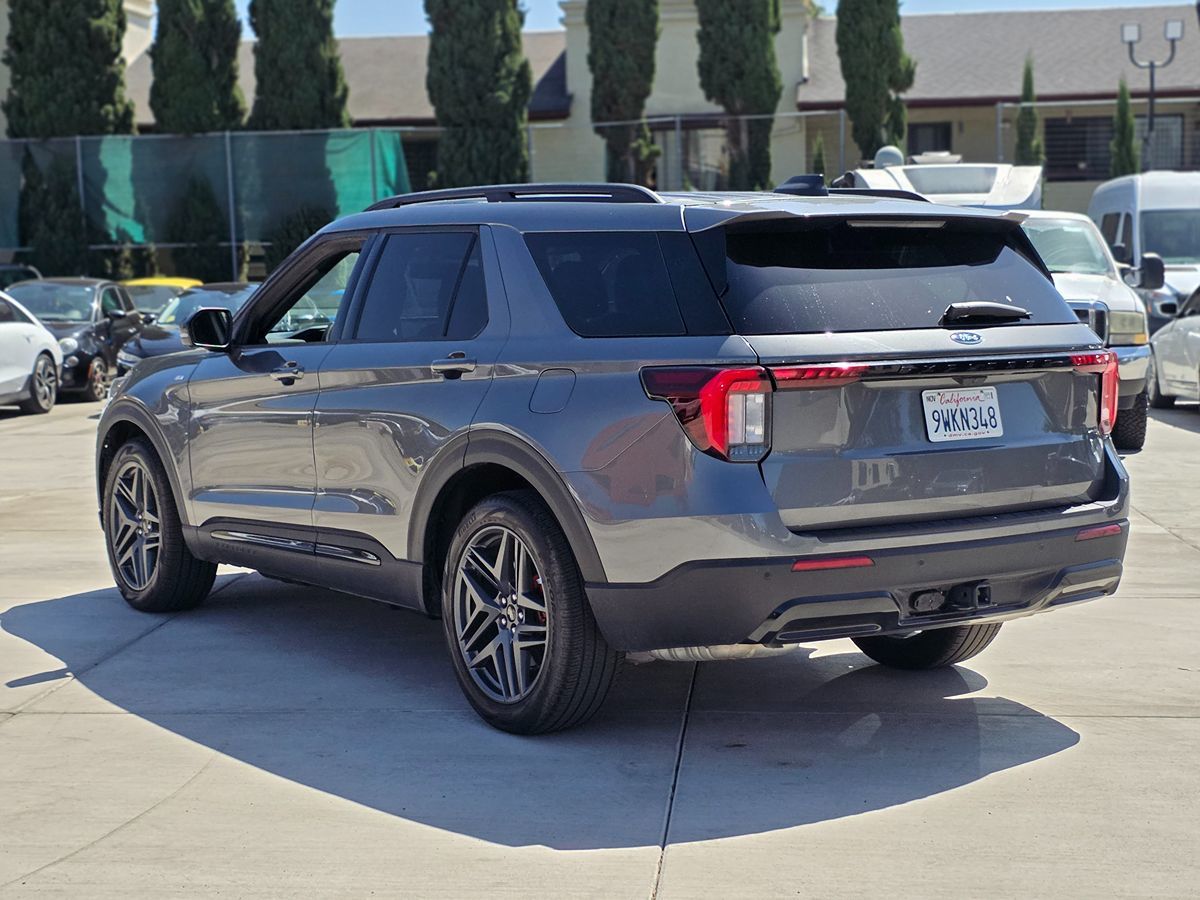 Ford Explorer photo 8