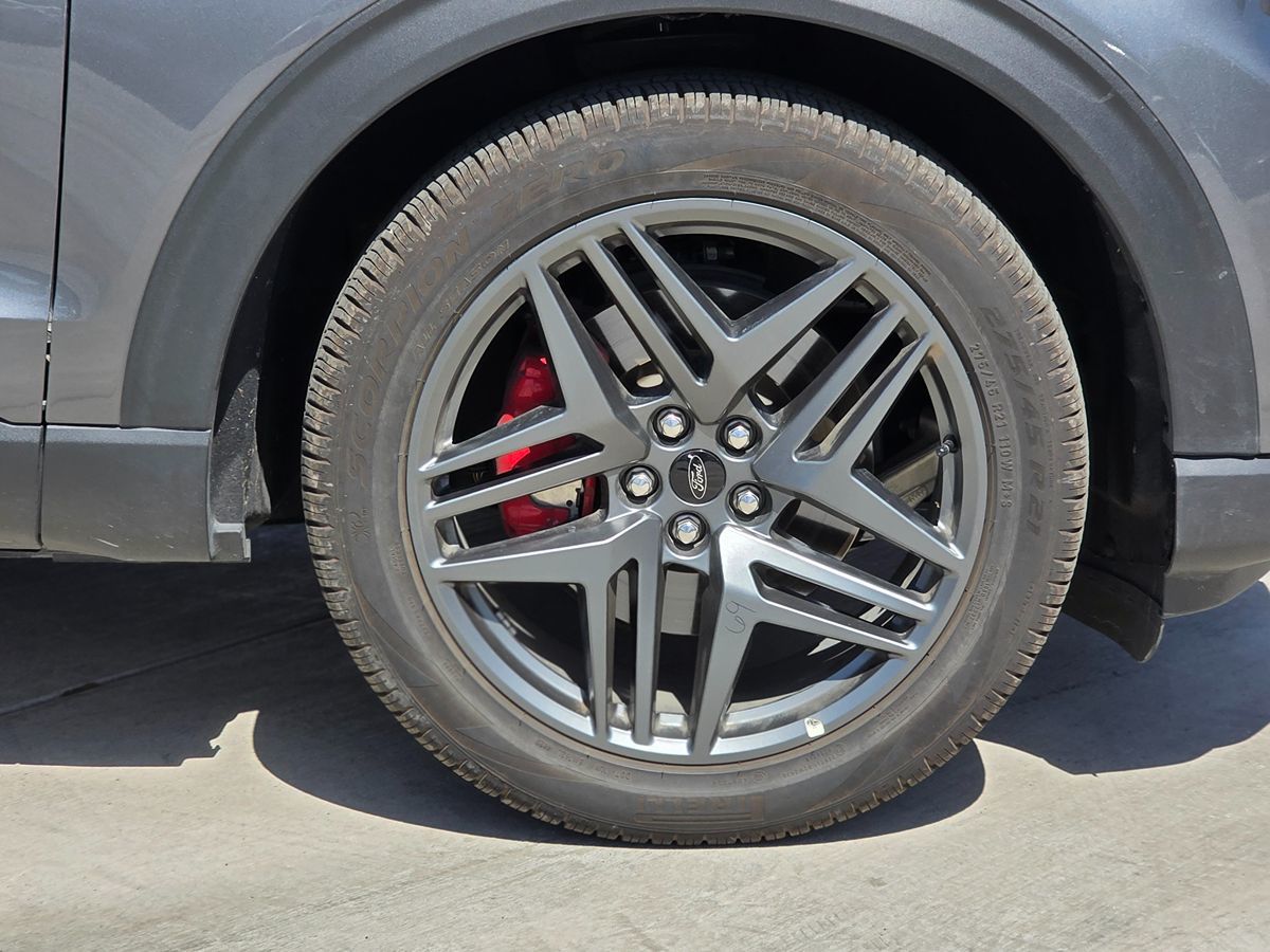 Ford Explorer photo 11