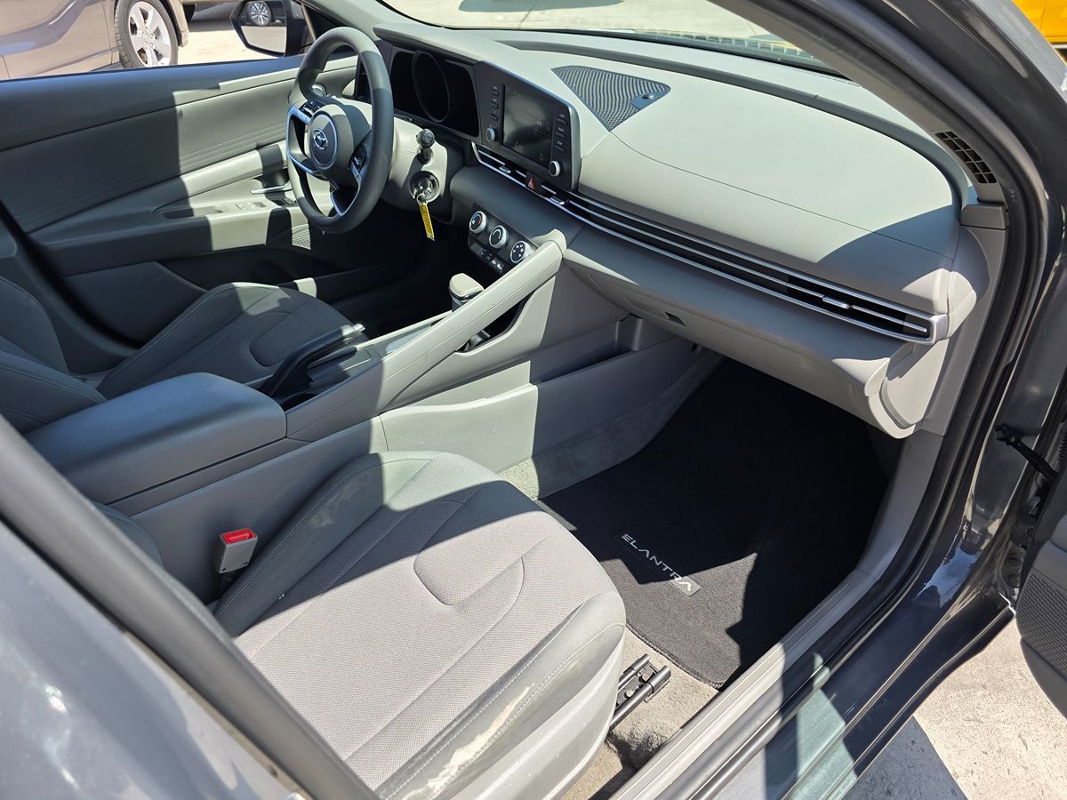 Hyundai Elantra photo 12