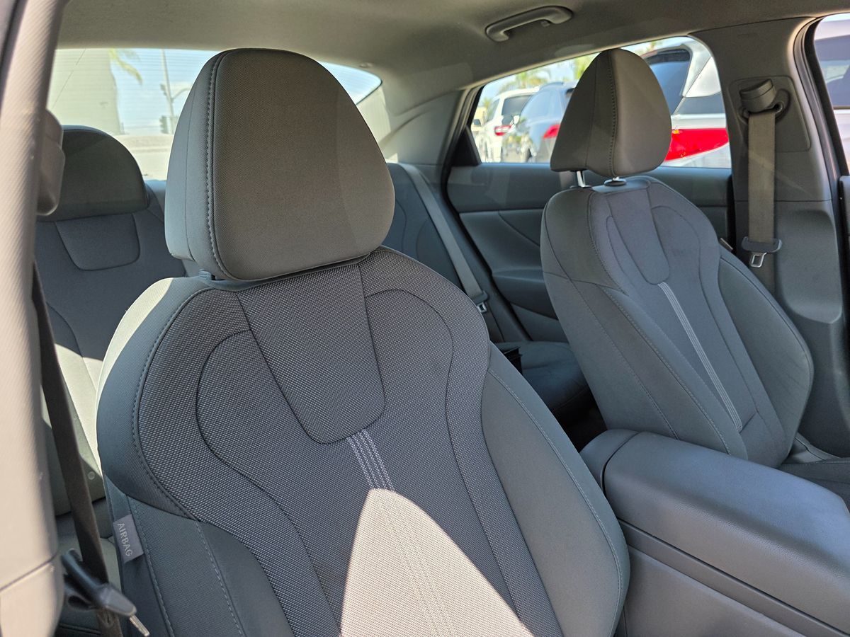 Hyundai Elantra photo 13