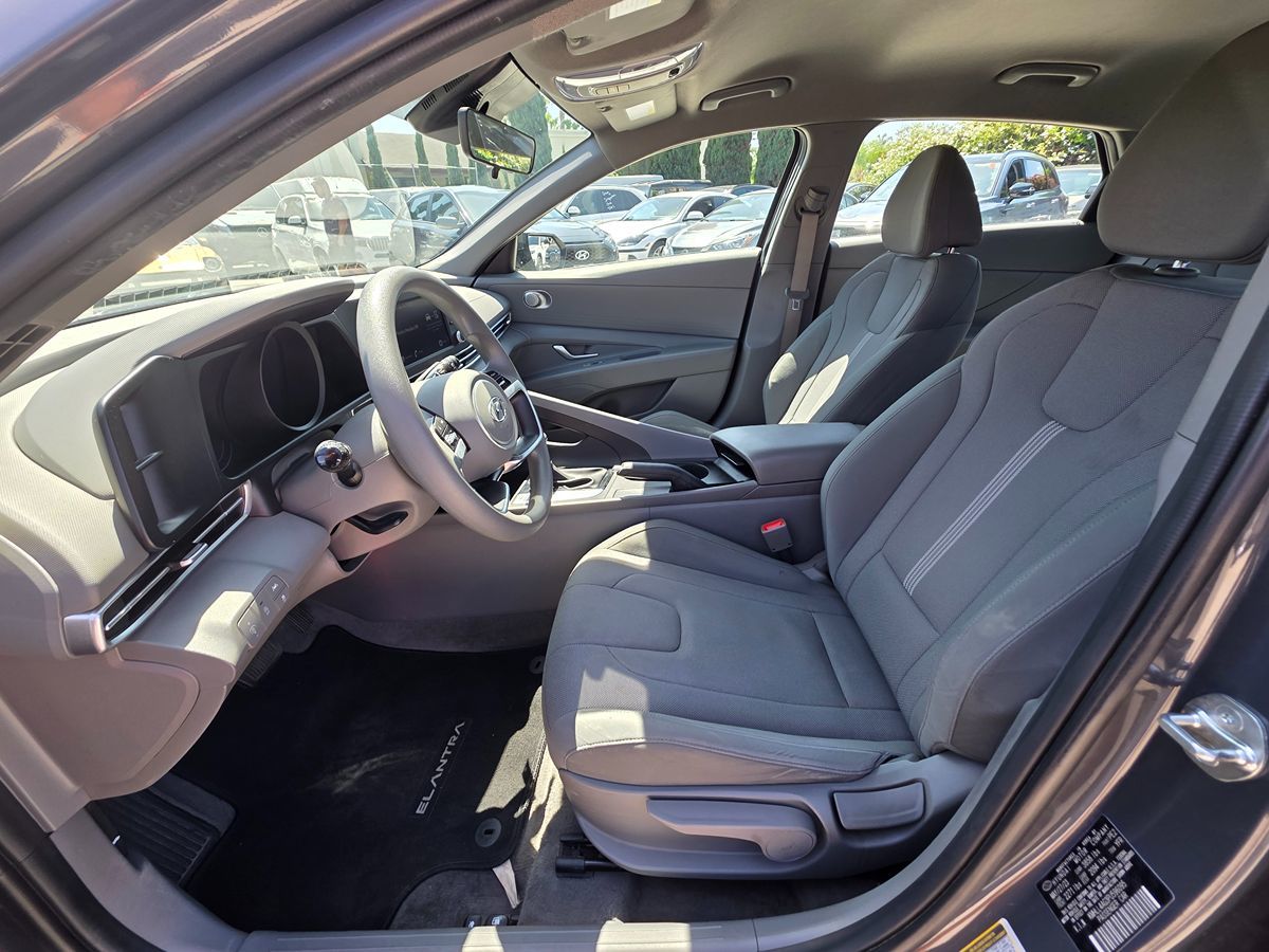 Hyundai Elantra photo 16