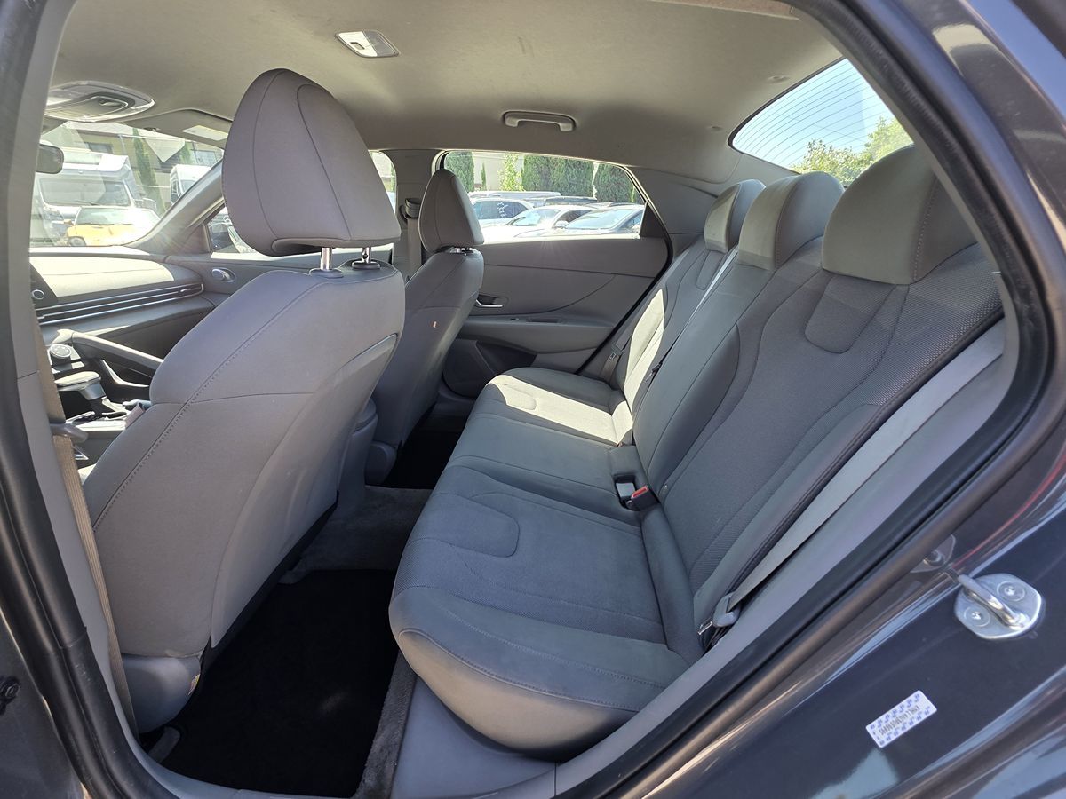 Hyundai Elantra photo 18
