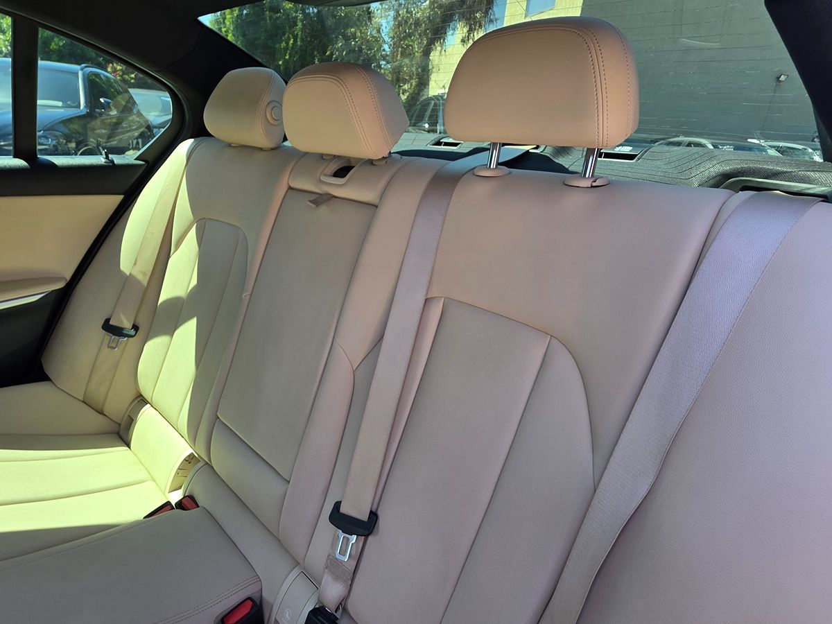 BMW 3 Series photo 26