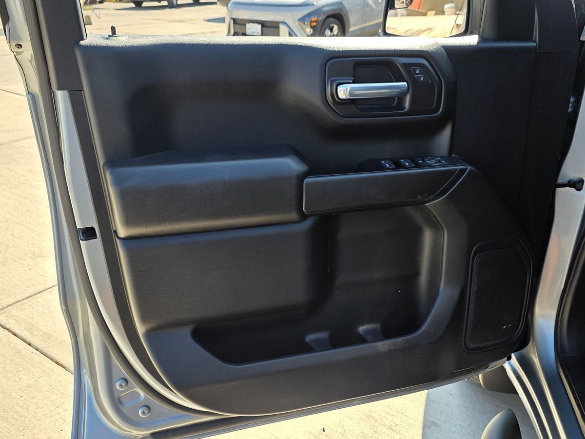 Chevrolet Silverado photo 24