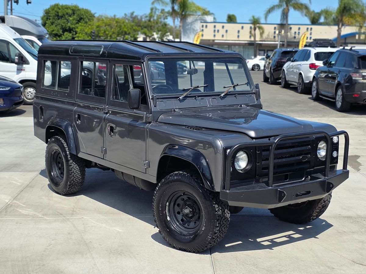 Land Rover Defender photo 2