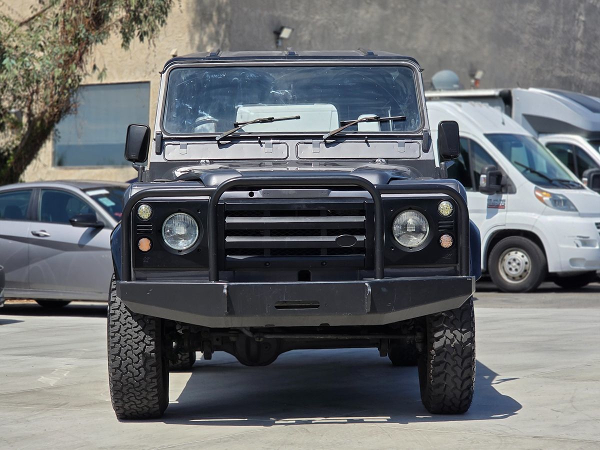 Land Rover Defender photo 3