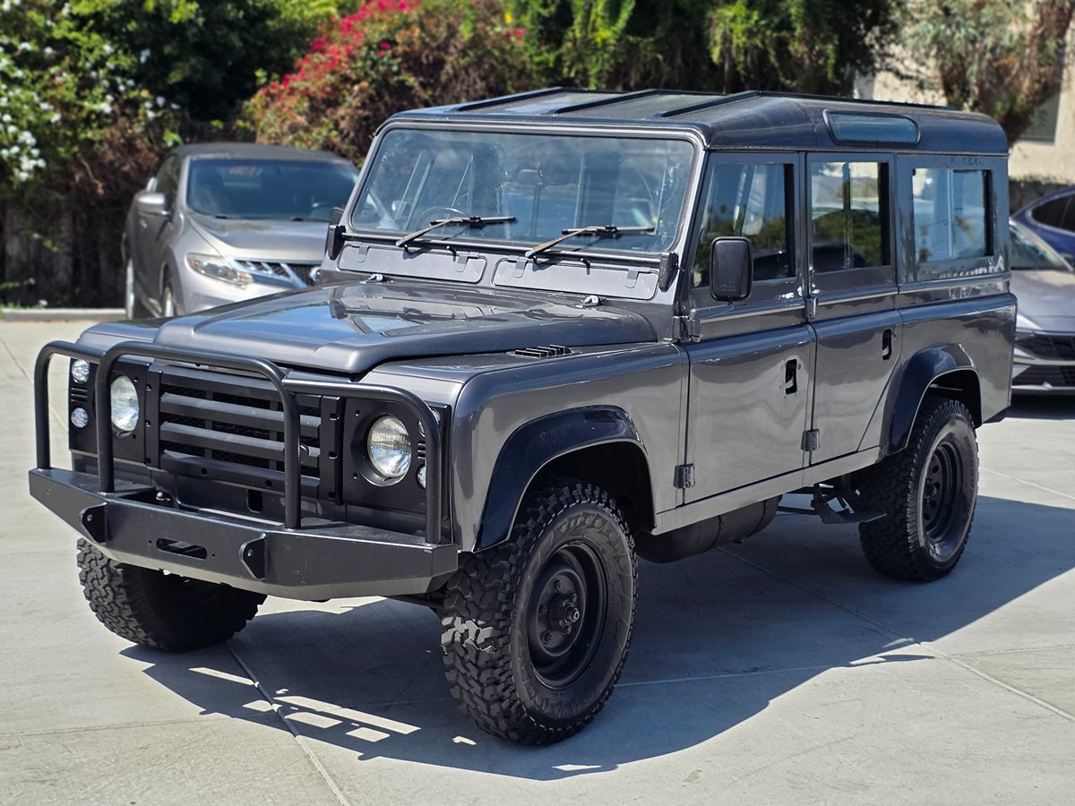 Land Rover Defender photo 4