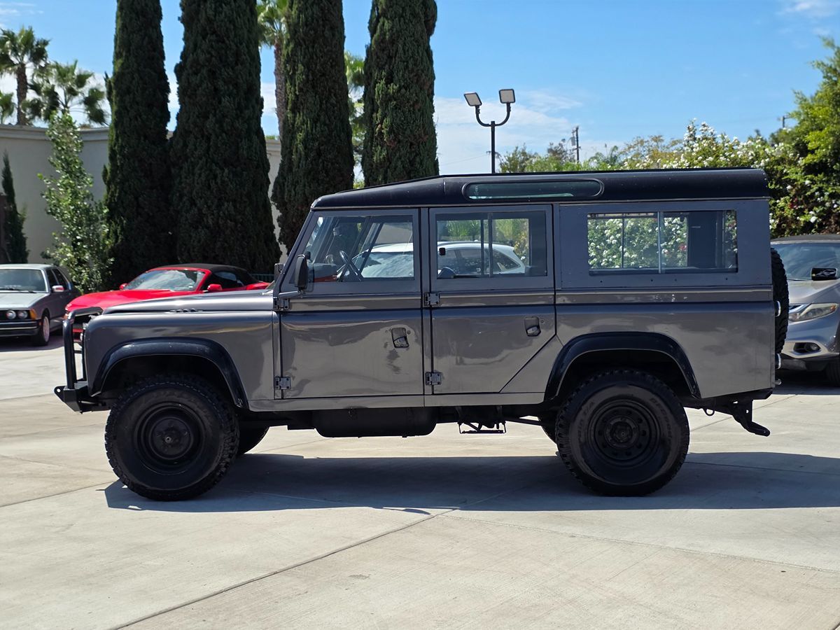 Land Rover Defender photo 5