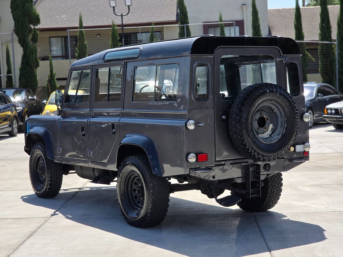 Land Rover Defender photo 6