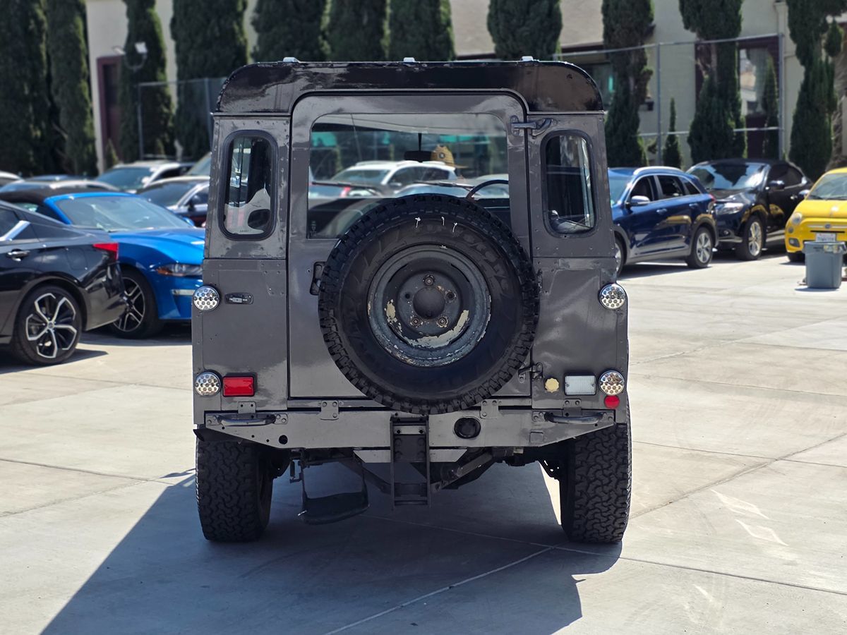 Land Rover Defender photo 7