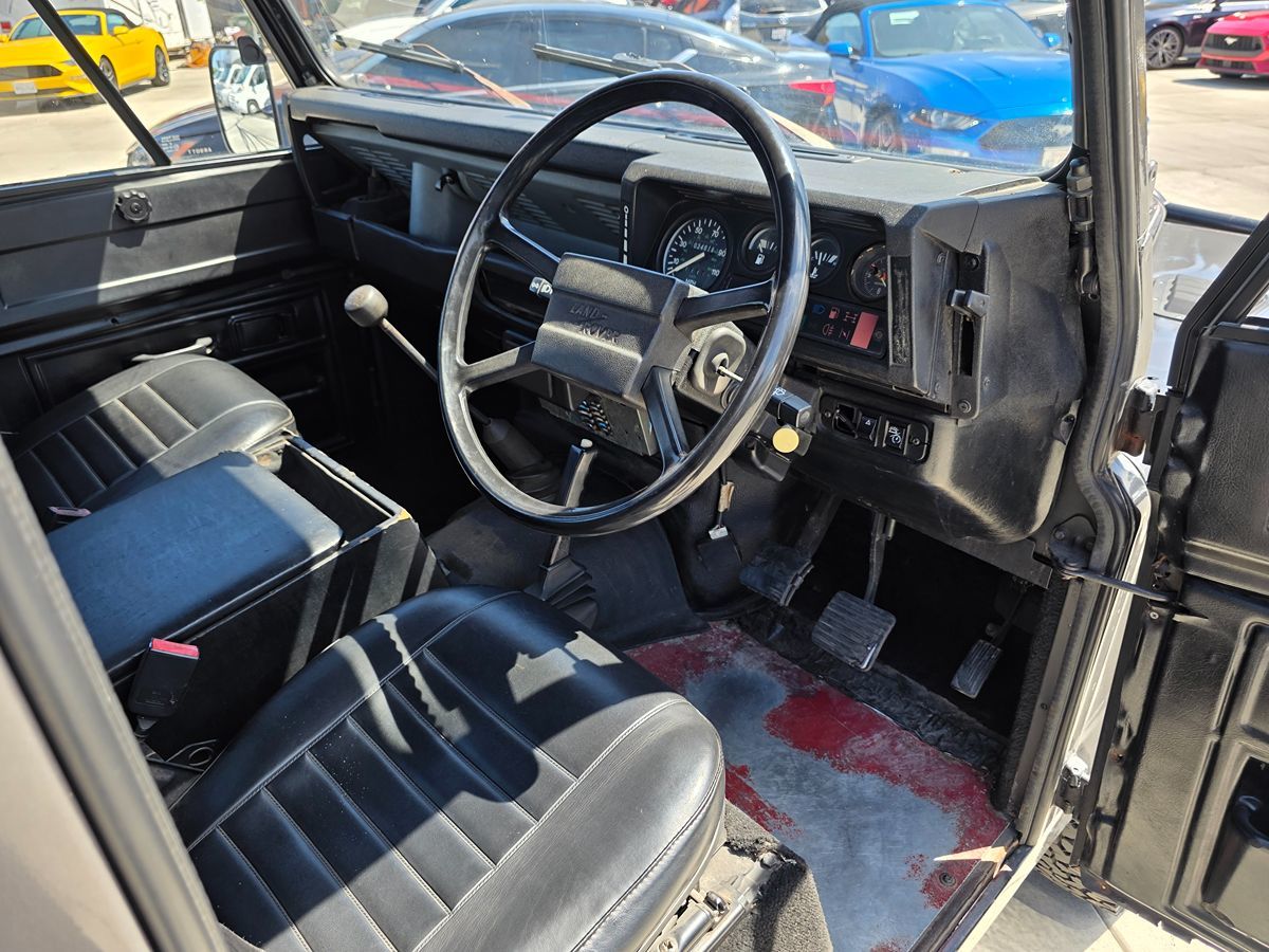 Land Rover Defender photo 10