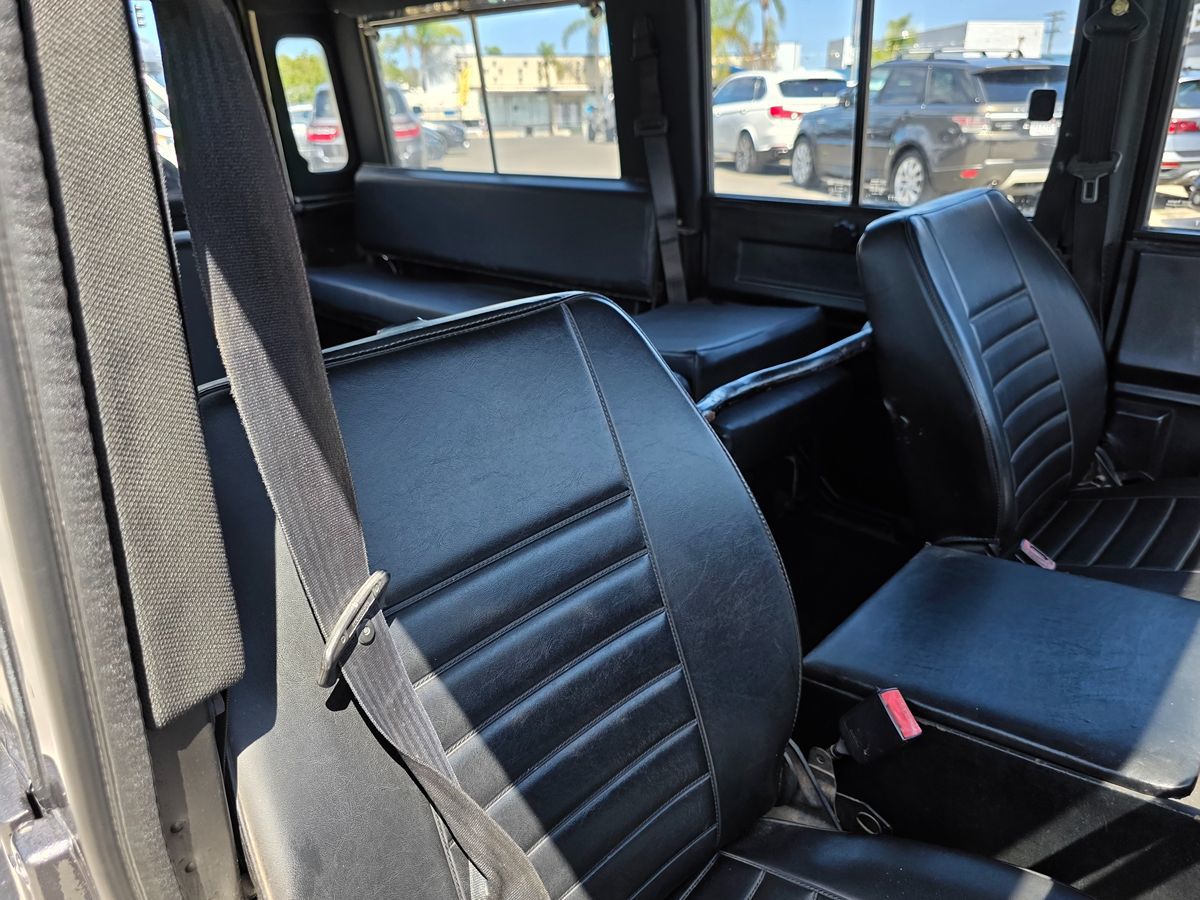 Land Rover Defender photo 12
