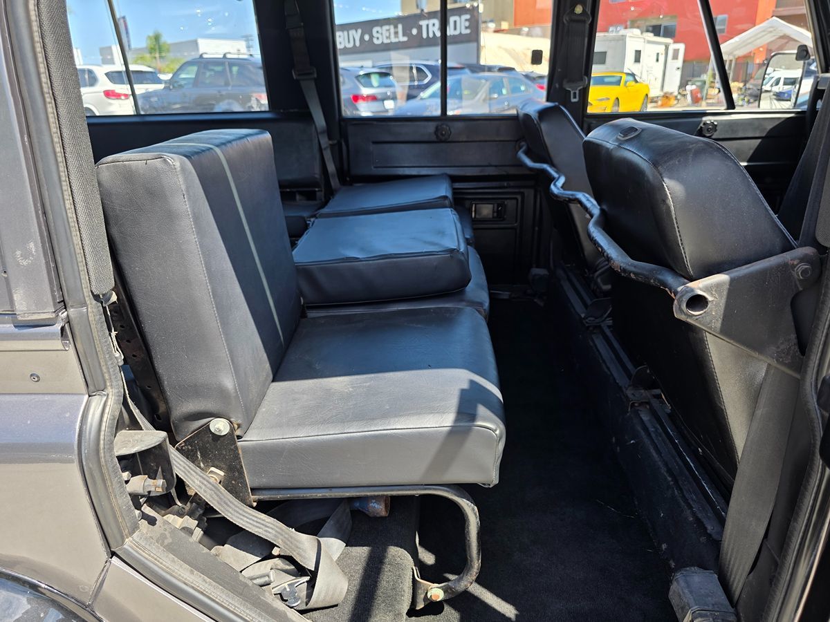 Land Rover Defender photo 16