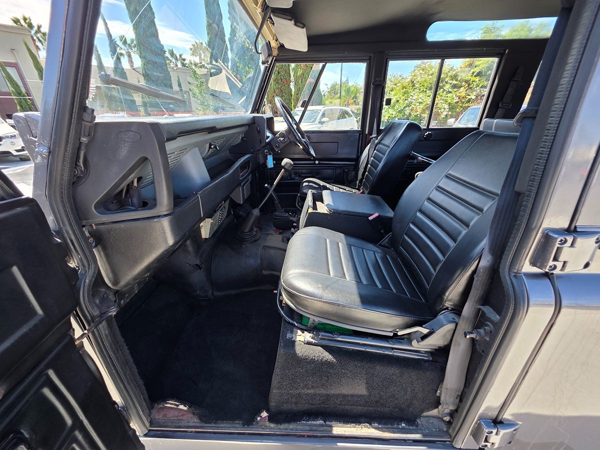 Land Rover Defender photo 17