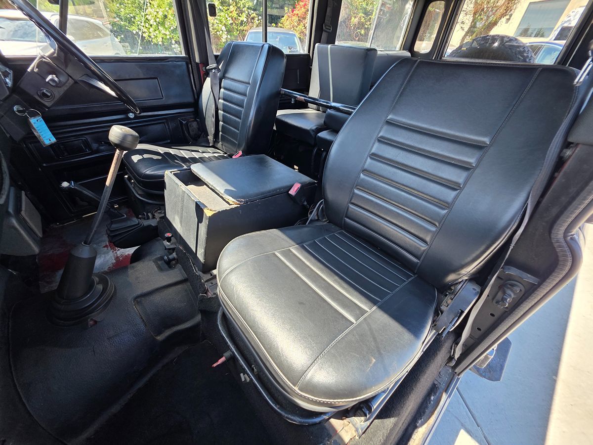 Land Rover Defender photo 18