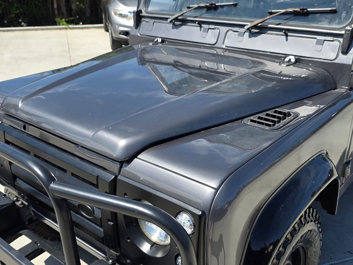 Land Rover Defender photo 21
