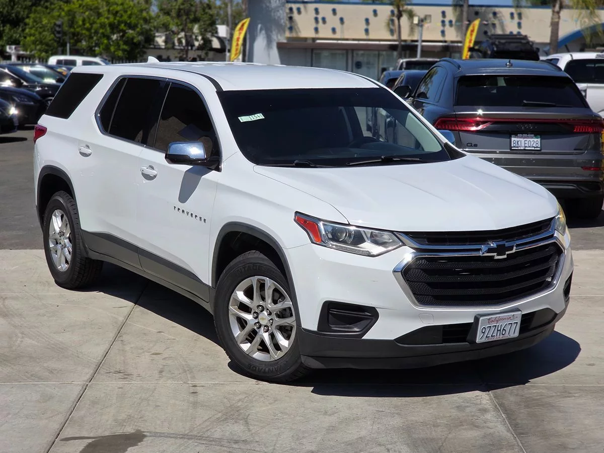 2018 Chevrolet Traverse LS - Carnova Inc. photo 4