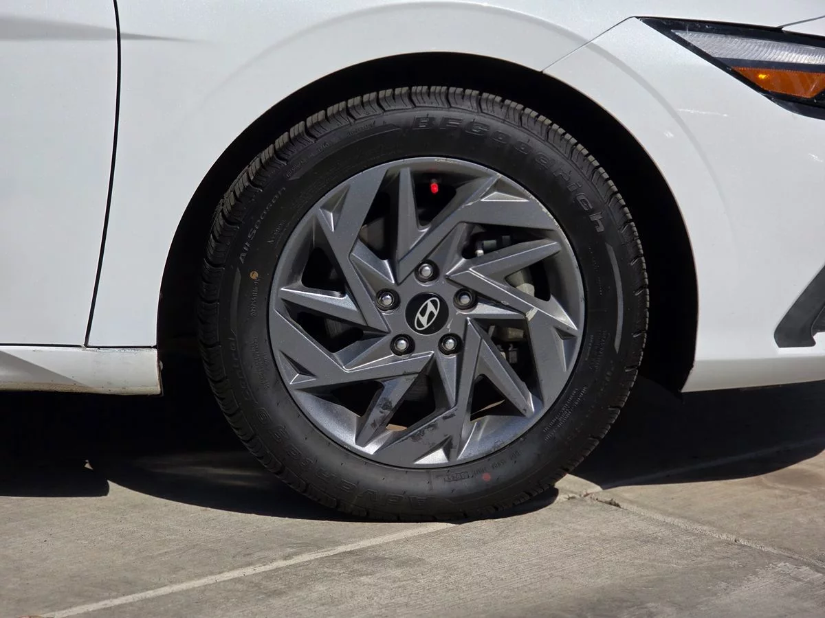 2024 Hyundai Elantra SEL - Carnova Inc. photo 13