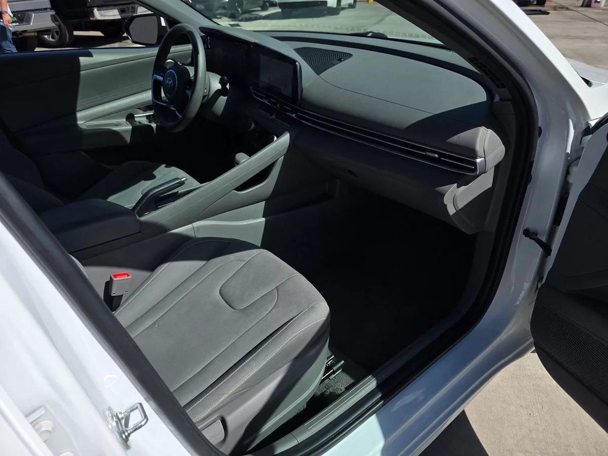 2024 Hyundai Elantra SEL - Carnova Inc. photo 15