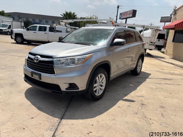 2015 Toyota Highlander LE photo 3