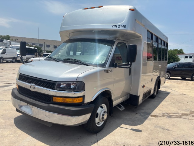 2013 Chevrolet Express Cutaway photo 2
