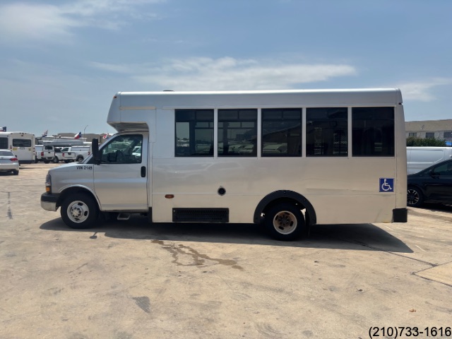2013 Chevrolet Express Cutaway photo 3