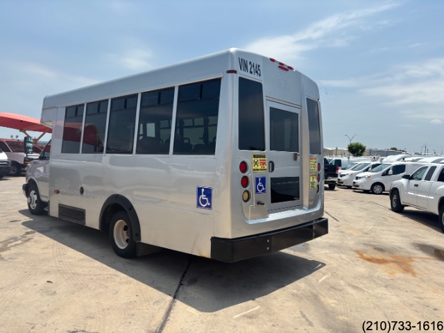 2013 Chevrolet Express Cutaway photo 4