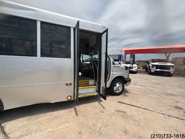 2013 Chevrolet Express Cutaway photo 18