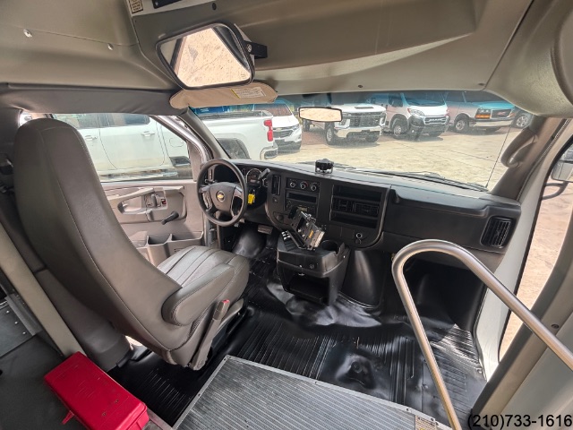 2013 Chevrolet Express Cutaway photo 19