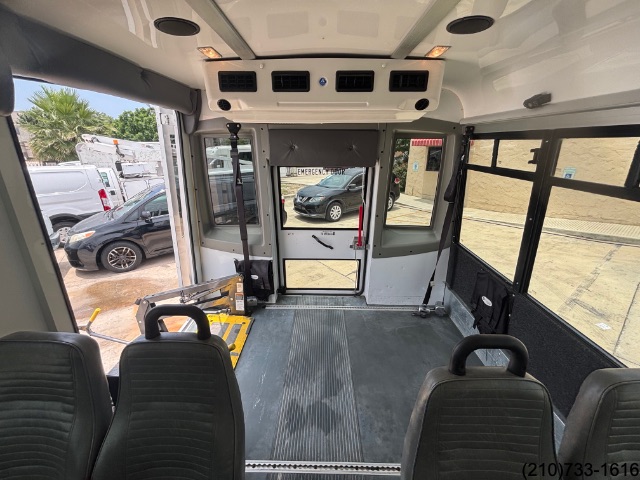 2013 Chevrolet Express Cutaway photo 22