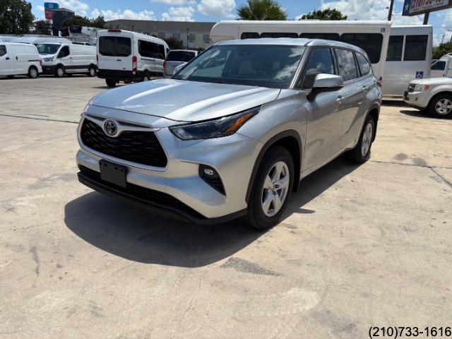 2022 Toyota Highlander LE photo 3